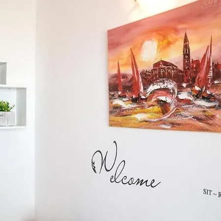 Schoene In Mit Moeblierter Terrasse Und Meerblick 萨武德里亚