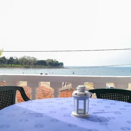 Schoene In Mit Moeblierter Terrasse Und Meerblick *