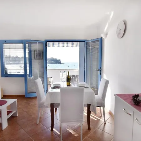 Schoene In Mit Moeblierter Terrasse Und Meerblick Apartman *