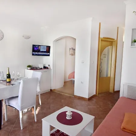 Schoene In Mit Moeblierter Terrasse Und Meerblick