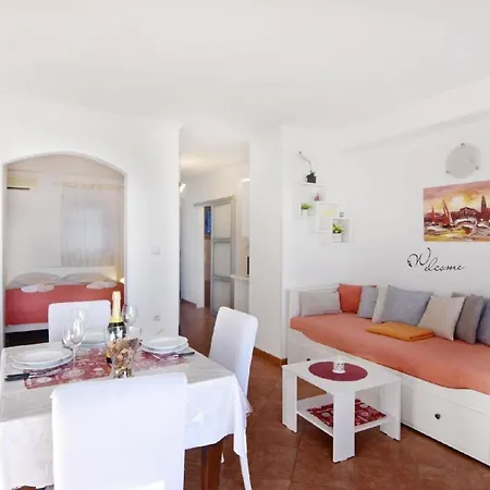 Apartman Schoene In Mit Moeblierter Terrasse Und Meerblick